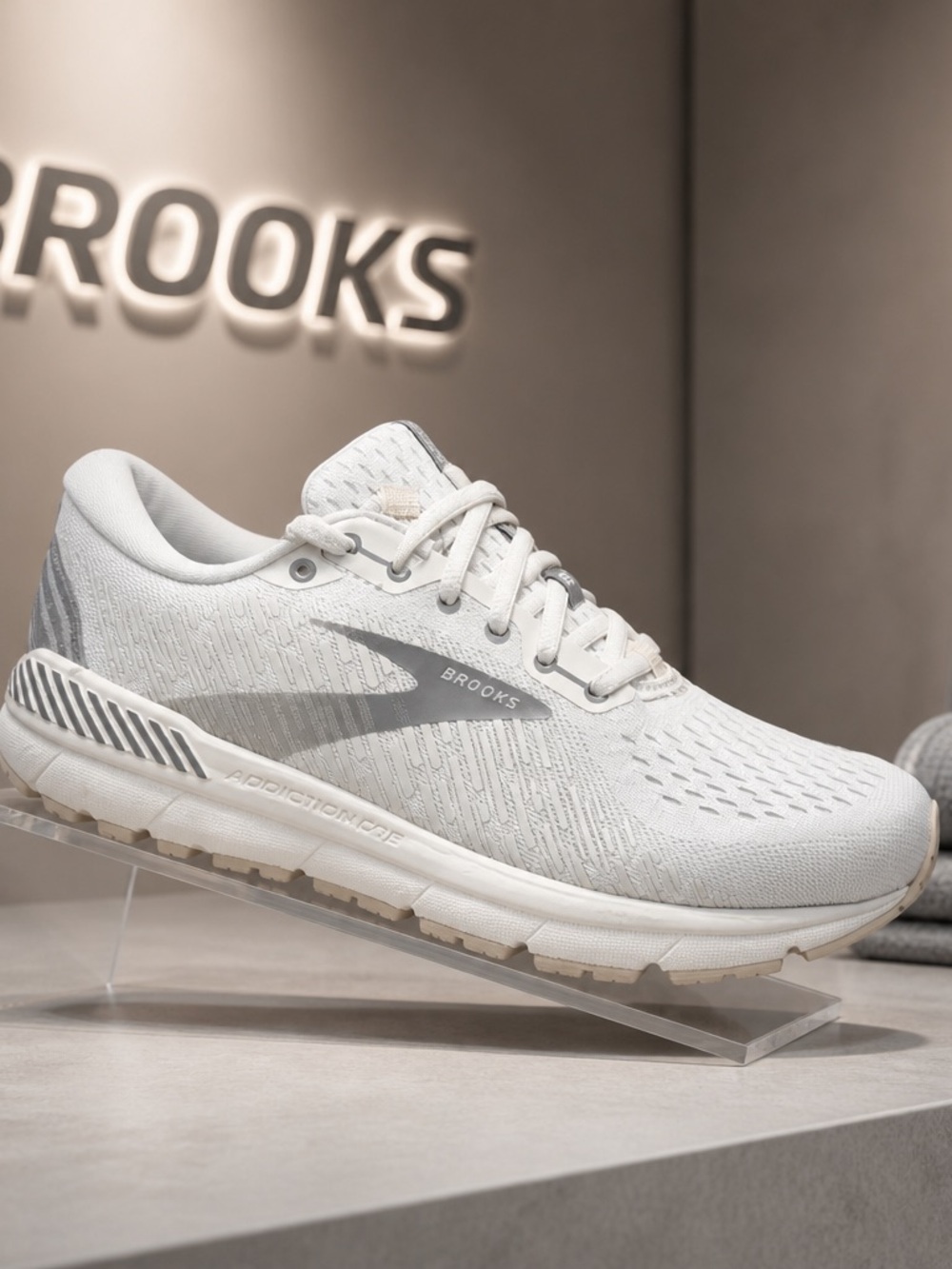 Brooks Addiction GTS15 Women size 7.5 White Running Shoe - Lightweight Trainer